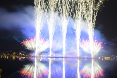 长沙浏阳烟花湖面夜景烟花绽放倒影