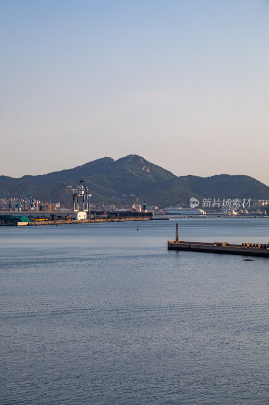 山东烟台山景区海滨风光码头建筑