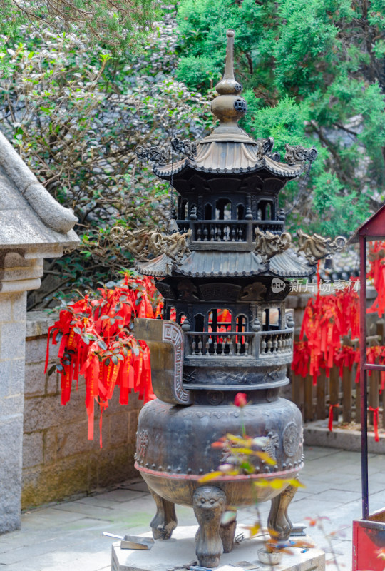 青岛崂山仰口景区，太平宫内的香炉