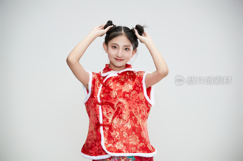 白色背景下身穿喜庆传统服饰的亚洲可爱少女