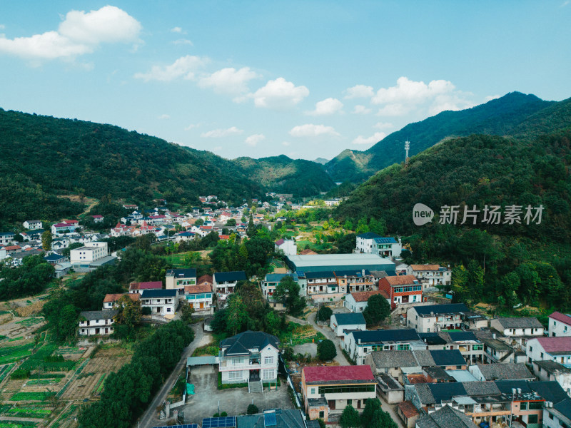 航拍蓝天白云下的青山河流稻田乡村风光