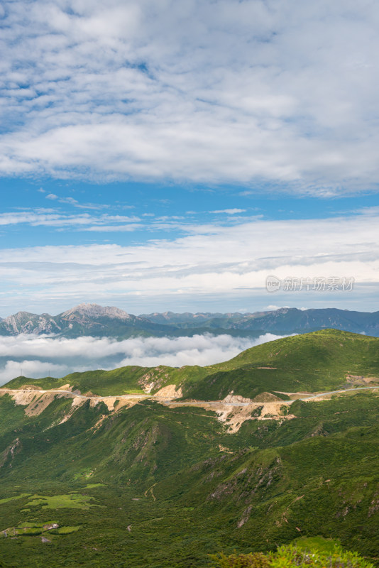 蓝天白云草原山峰山脉云海