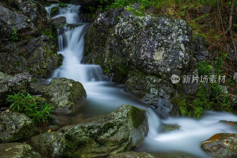 山间溪流岩石自然景观