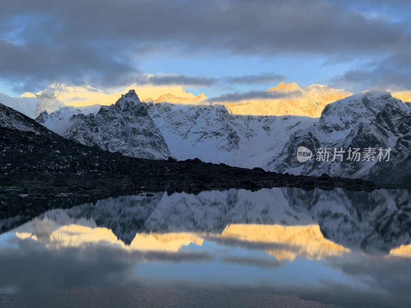 珠峰东坡错学仁玛珠穆朗玛峰日照金山与倒影