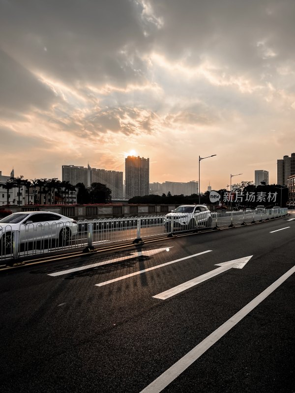 城市道路日落时分景象