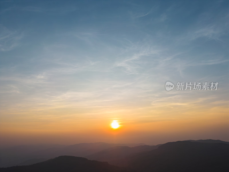 航拍落日余晖下的山峦