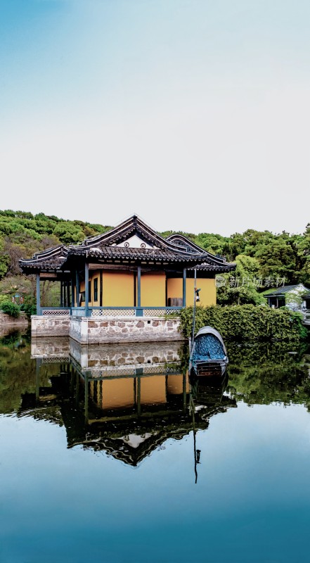 水边中式古建筑与小船景观