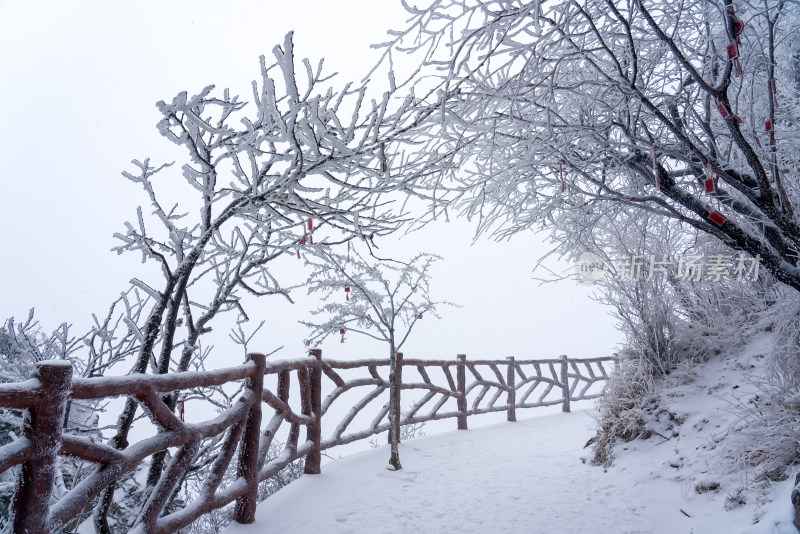 寒冷冬季景区雪后栈道