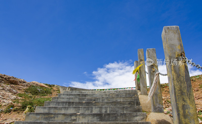 西藏纳木措旅游景区登山阶梯栈道