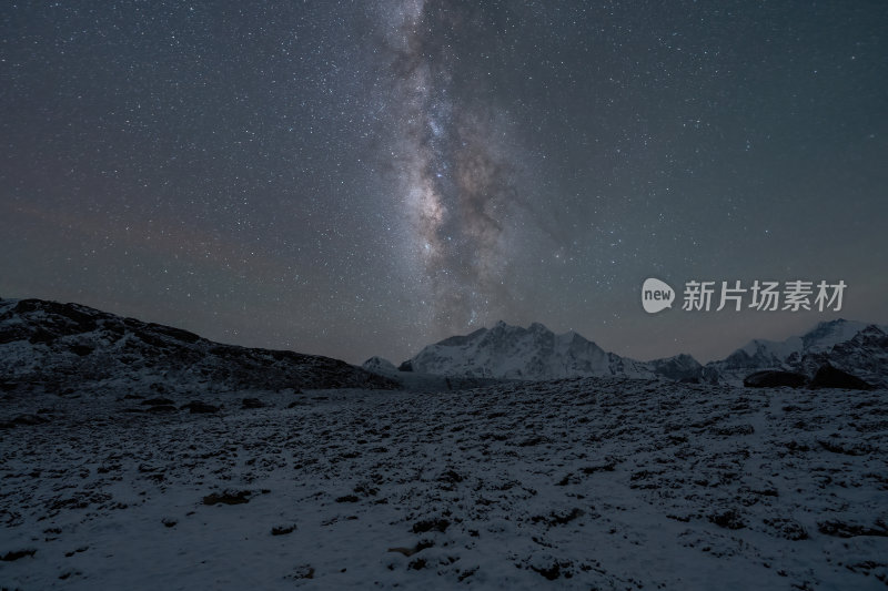 西藏嘎玛沟措学仁玛银河与雪山湖泊的夜色