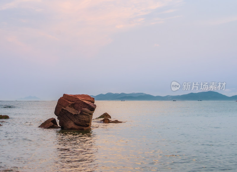 山东青岛太平角公园，夕阳中海上的巨石