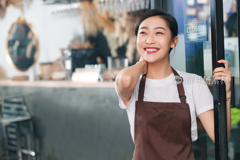 咖啡店门口迎接顾客的女服务员