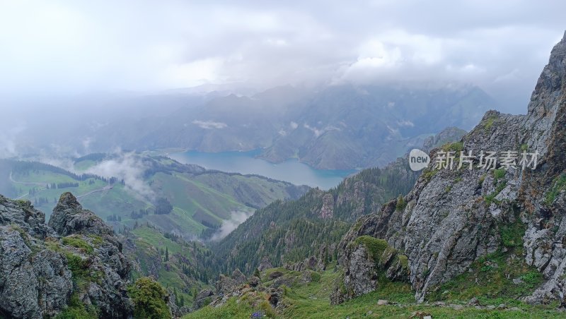 高山湖泊云雾缭绕风景