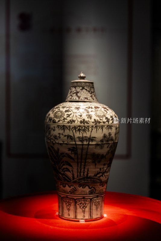 明洪武釉里红岁寒三友纹梅瓶，南京博物院