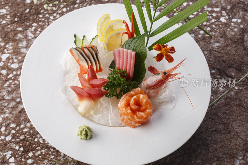 白色瓷盘装的日式料理刺身小拼