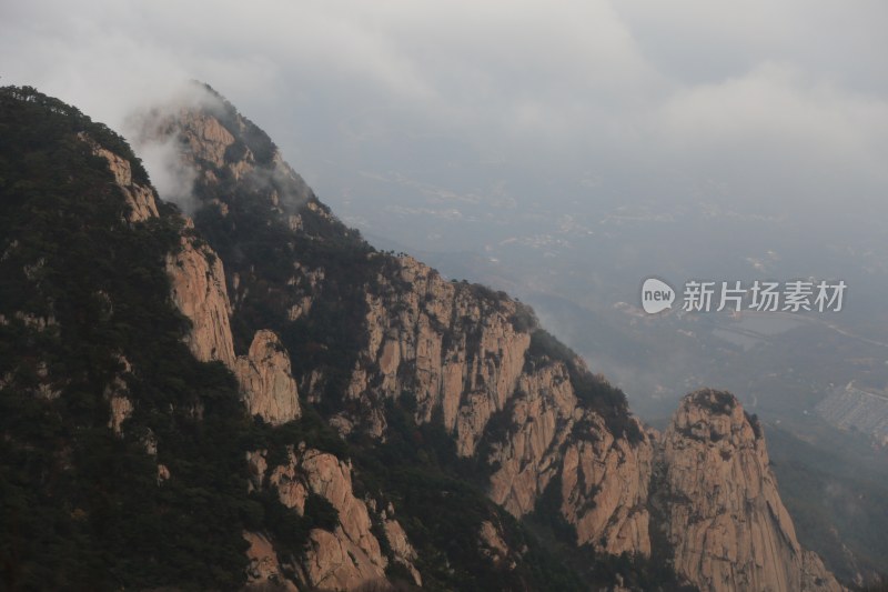 云海 山峰 山峦 清晨 泰山 壮观