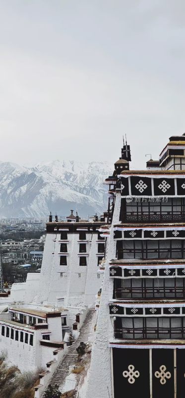 藏式建筑与雪山远景