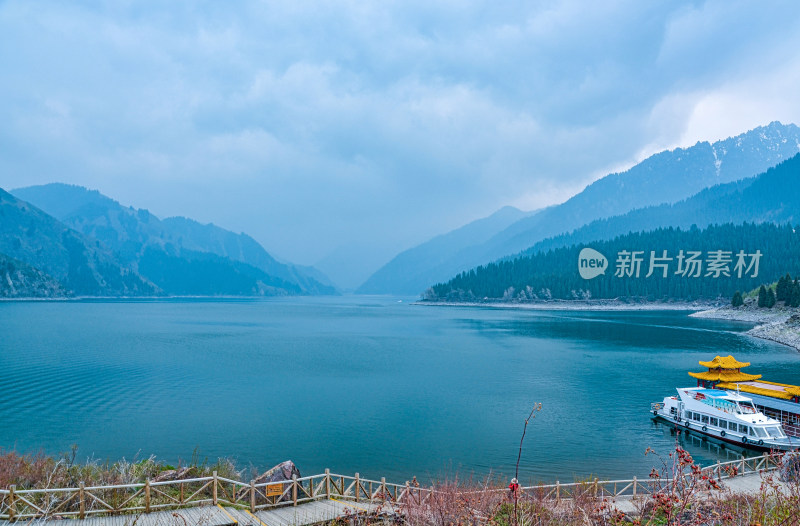 新疆昌吉天山天池旅游景区湖泊山脉自然风光