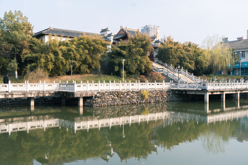 六安北塔公园水边石桥与岸边建筑风景