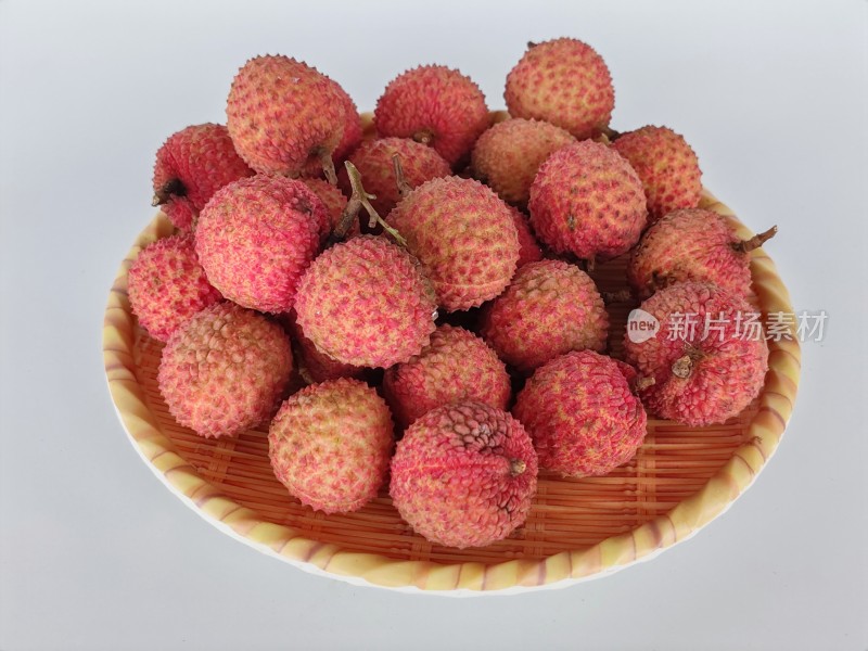 竹盘内摆放的新鲜荔枝