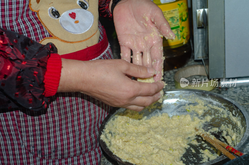 在厨房捏肉丸子特写