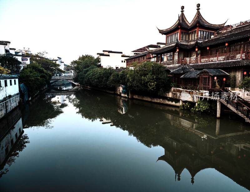 南京夫子庙秦淮河畔古建筑与游船风景