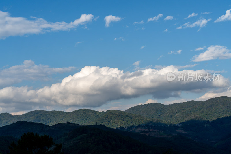 蓝天白云下的山峦景色