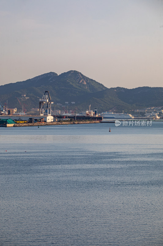 山东烟台山景区海滨风光码头建筑