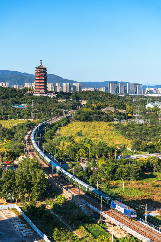 北京永定塔下火车穿行的多彩景致