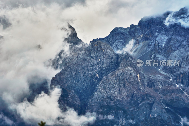 云海中的玉龙雪山