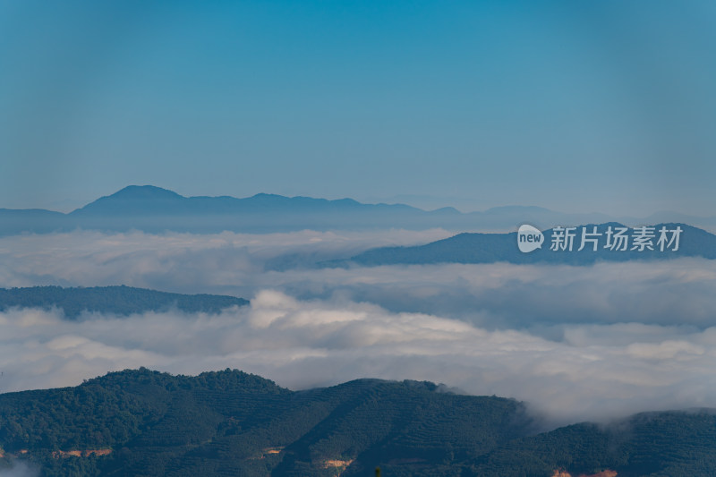 远处山之间的云海