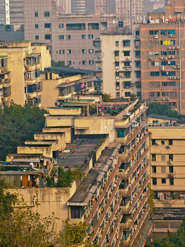 老旧居民楼群城市生活景象