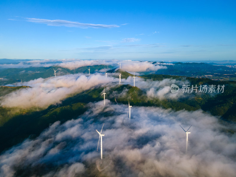 航拍山间云海中的风力发电机