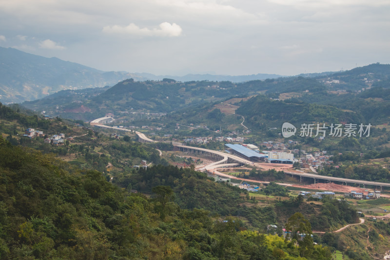 高山沟壑中的小山村