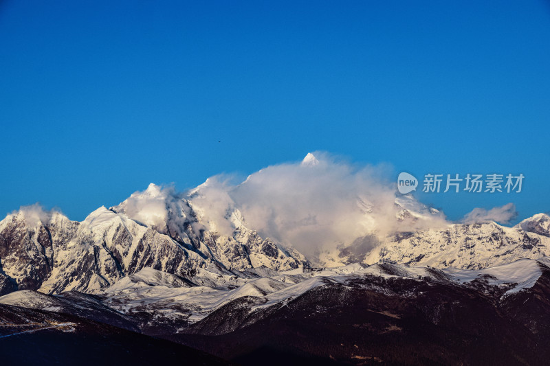 南迦巴瓦峰的日落金山