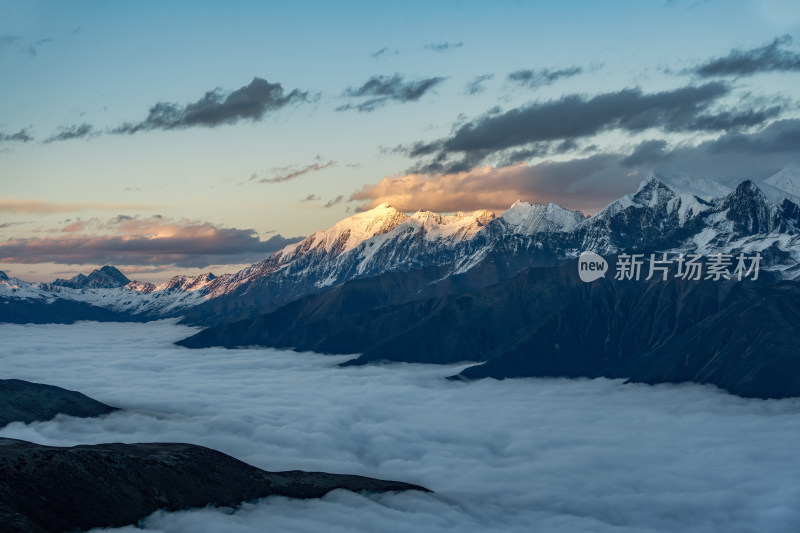 四川甘孜州子梅垭口云海贡嘎雪山日落日出