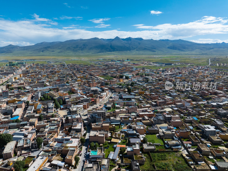 航拍四川理塘县城风景