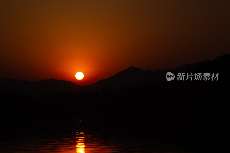 杭州西湖山水间壮丽的日落景观