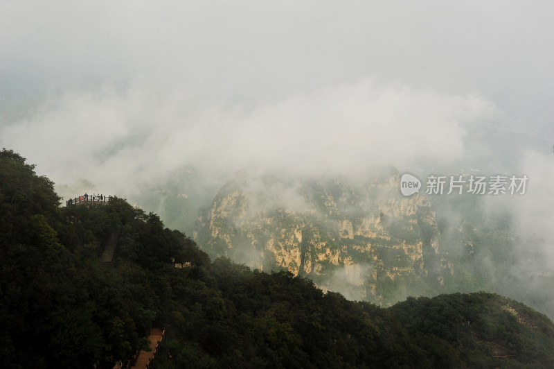 夏日云雾缭绕狼牙山雄奇景象河北保定旅游