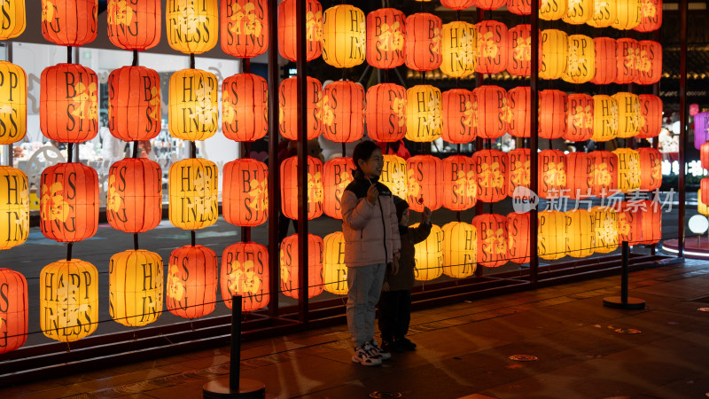 成都铁像寺水街新年氛围吸引市民打卡游玩