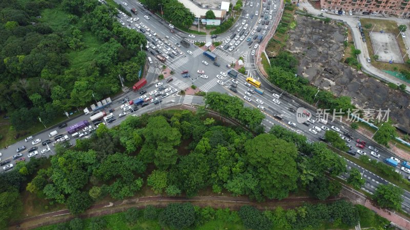 广东东莞：航拍道路上的塞车现象