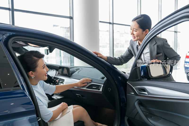 年轻女子选购汽车