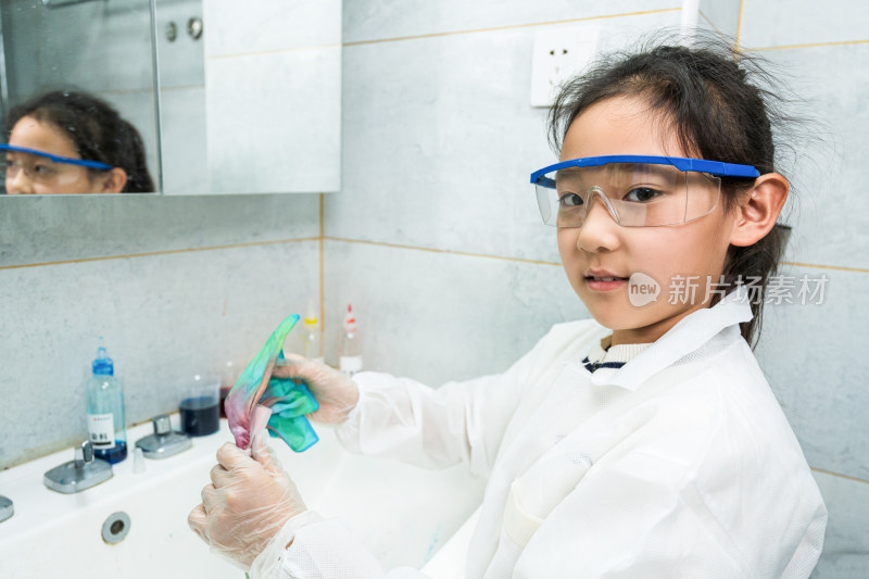 居家学习在家做科学实验的中国小学生女孩