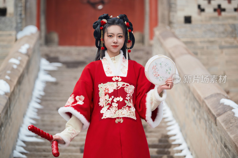 雪天户外身穿中式红色汉服的亚洲少女