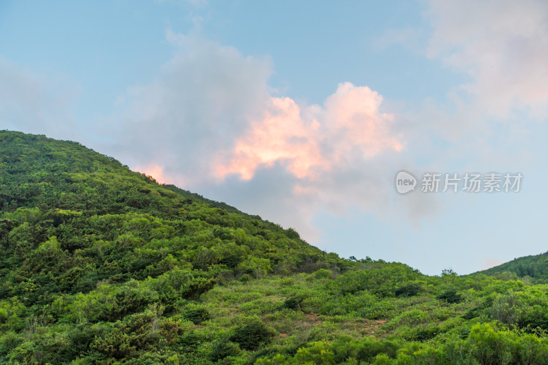 东山岛青山之上的绚丽彩云