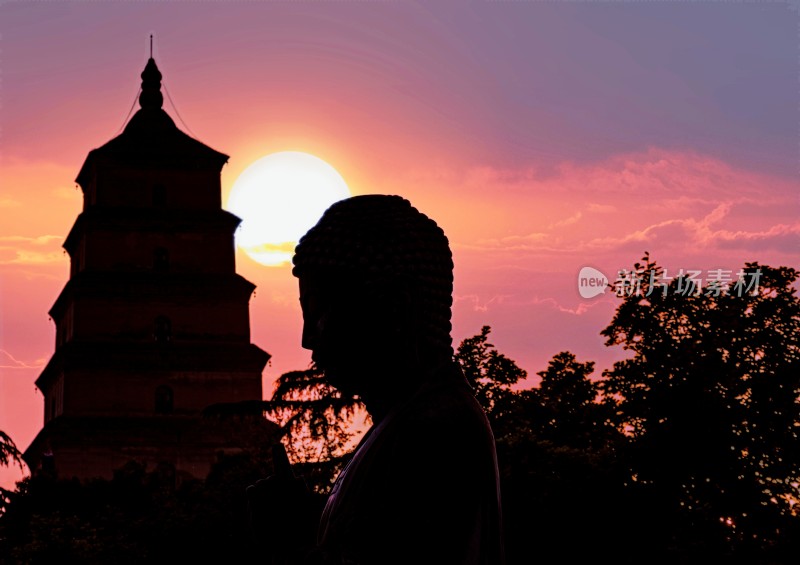 夕阳下西安大慈恩寺遗址佛像与古塔景观