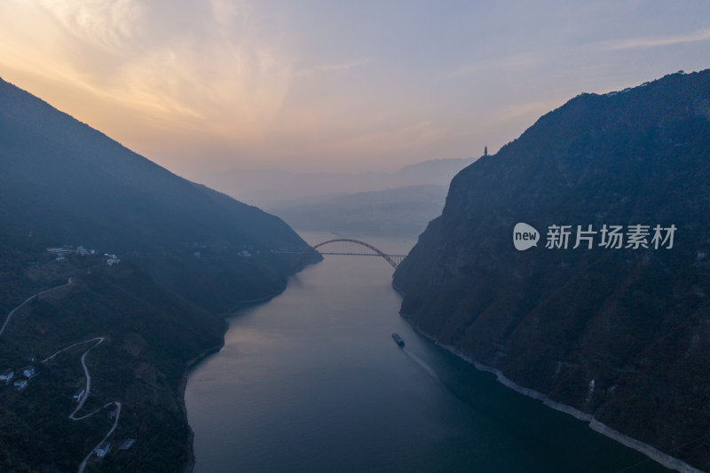 重庆市巫山县长江三峡巫峡夕阳风光