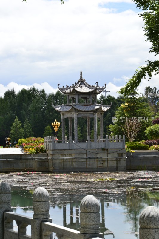 中式凉亭湖畔风景