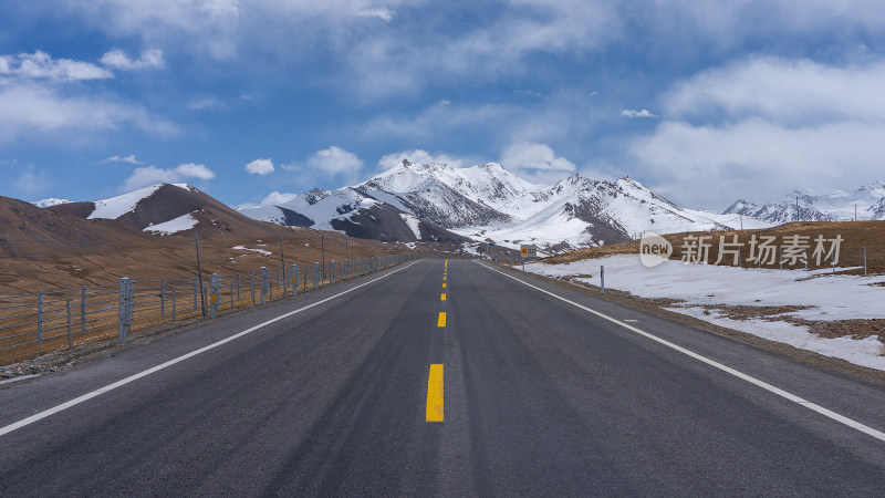 雪山下笔直的公路