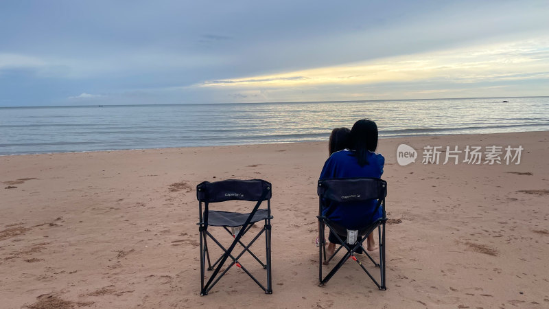 母女海边沙滩椅上赏景